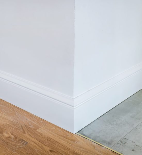 detail-corner-flooring-with-intricate-crown-molding-plinth